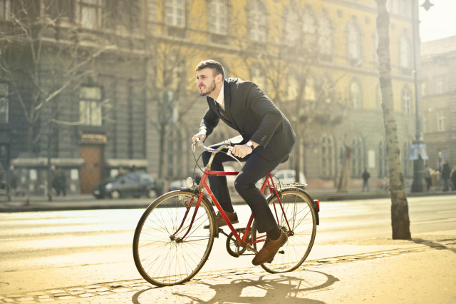 Barcelona començarà a sancionar l'1 de febrer bicicletes i patinets elèctrics que no respectin la nova ordenança de circulació
