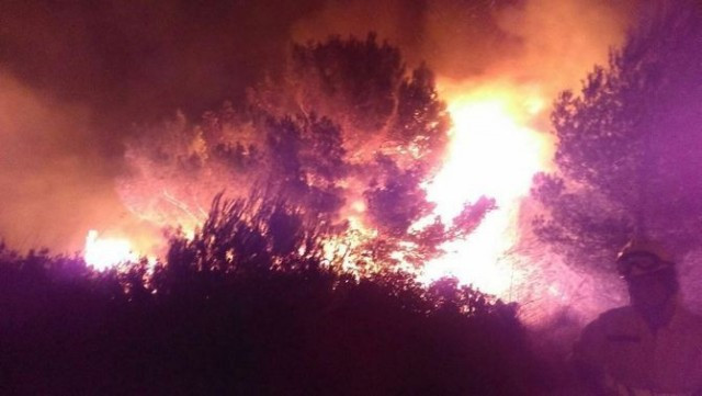 El foc arrasa sense control a Xàbia i Menorca