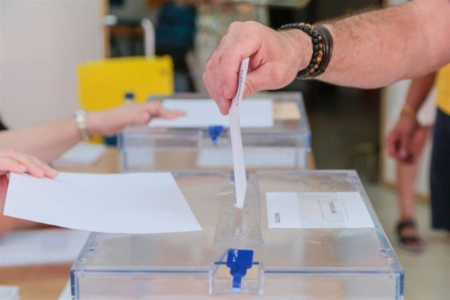 Un sondeig apunta a la pujada de la intenció de vot dels partits de dreta a Espanya