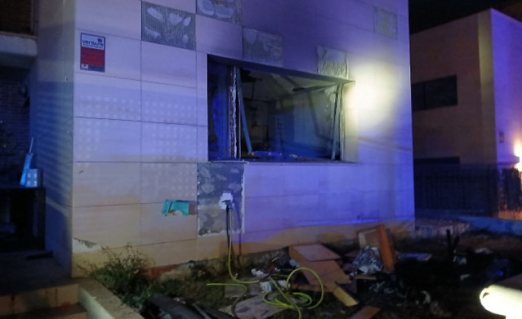 Un ferit crític en explotar una bombona de butà a un pis de Sant Llorenç d'Hortons (Barcelona)