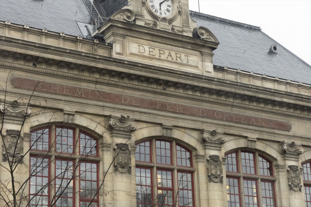 Agents seguretat disparen una persona que pintava esvàstiques al metro de París