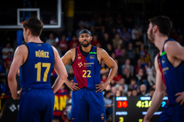 El Barça de bàsquet toca fons al Palau: mocadorada i fúria de l'afició