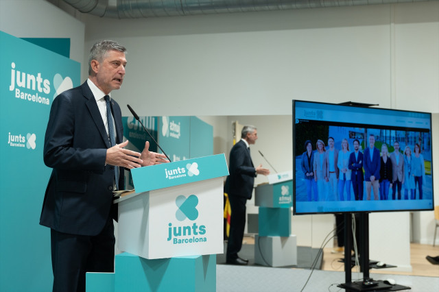Junts pregunta a Collboni si la Urbana multa vehicles amb el distintiu CAT a la matrícula