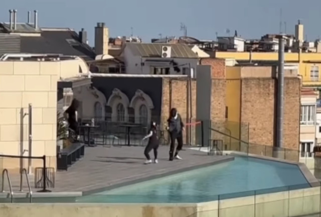 Insòlit! Graven dues persones practicant esgrima en una teulada de Barcelona