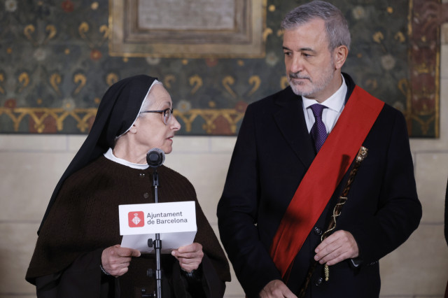 Collboni s'acomiada de les 3 monges clarisses del monestir de Pedralbes