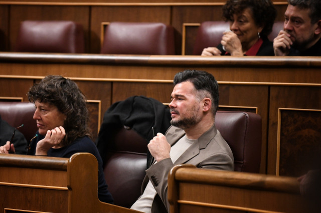 Rufián esclata contra el PSOE per l'IRPF al SMI: 