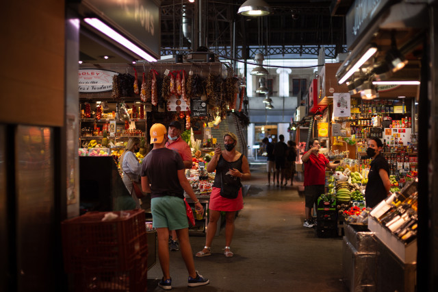 EuropaPress 3873503 mujer hace foto joven mercado boqueria agosto 2021 barcelona cataluna 1