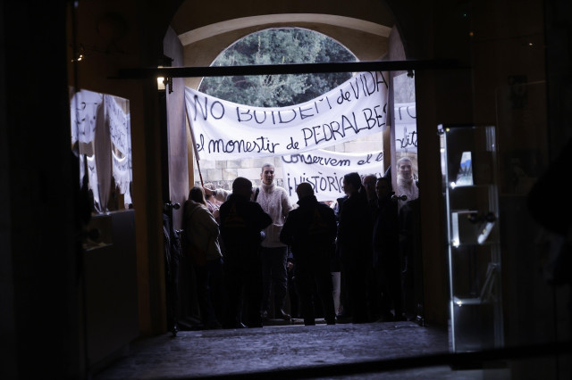 Uns 30 veïns de Barcelona demanen que les clarisses de Pedralbes no se'n vagin