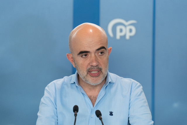 Sirera (PP) acusa Collboni de convertir Barcelona 