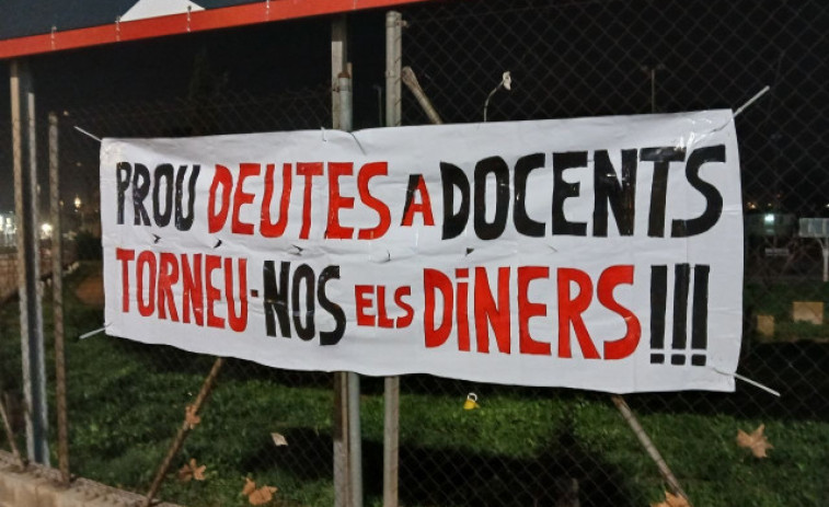 Desallotgen els docents que han ocupat la Conselleria d'Economia