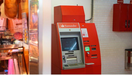 Barcelona instal·larà caixers automàtics en els mercats de Santa Caterina i Vall d'Hebron