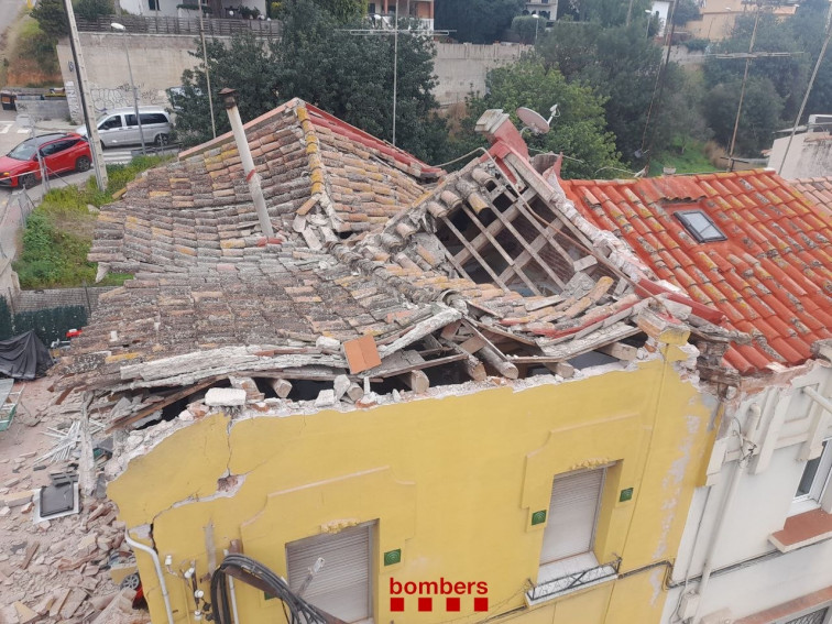 S'enfonsa el sostre d'una casa al Masnou obliga a evacuar als seus inquilins
