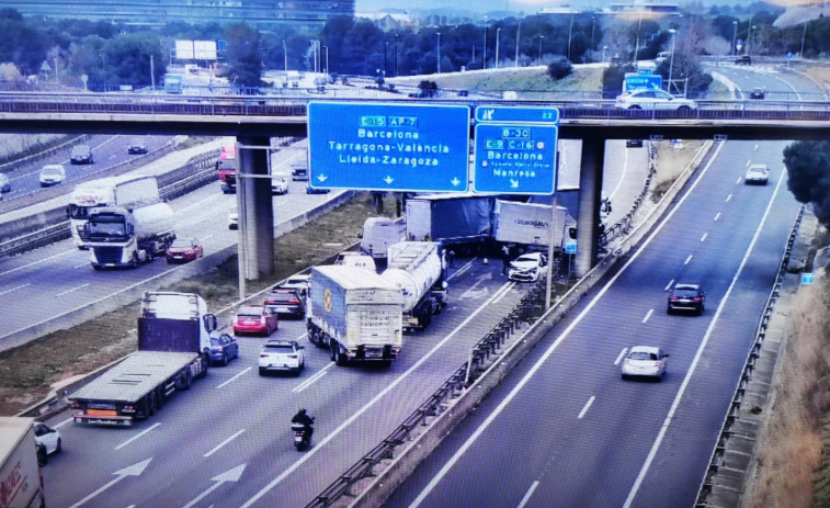 Tallada l'AP-7 a Sant Cugat del Vallès en sentit sud, per un accident múltiple