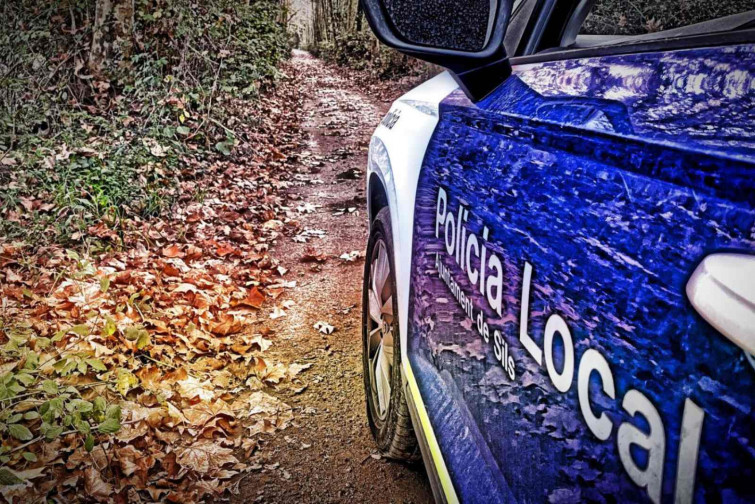 La policia de Sils patrulla els carrers a peu per la manca de vehicles en bon estat