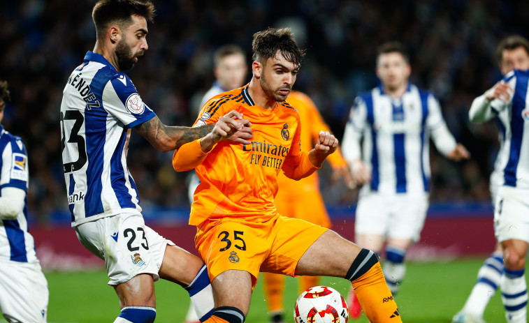 L'àrbitre del Reial Societat-Reial Madrid va frenar el partit després del càntic de 