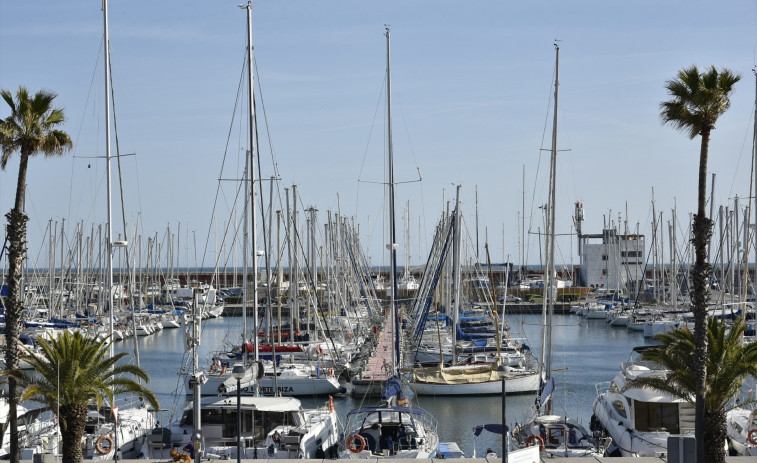 Tiren 700 litres de querosè en aigües del Port de Barcelona