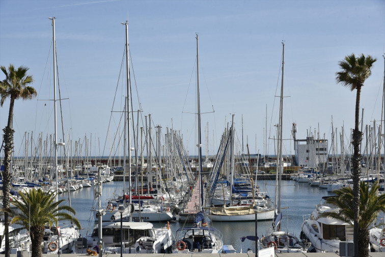 Tiren 700 litres de querosè en aigües del Port de Barcelona