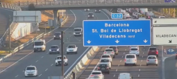Mañana complicada en las carreteras del Baix Llobregat por retenciones y un accidente en la A-2
