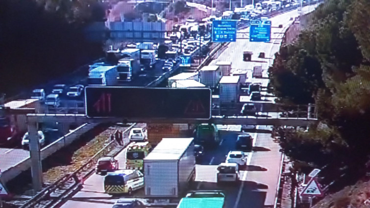 Tallada la AP-7 a Tarragona per un incendi d'un vehicle