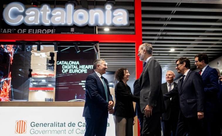 El Rei torna a visitar l'estand de la Generalitat en el Mobile després de vuit anys