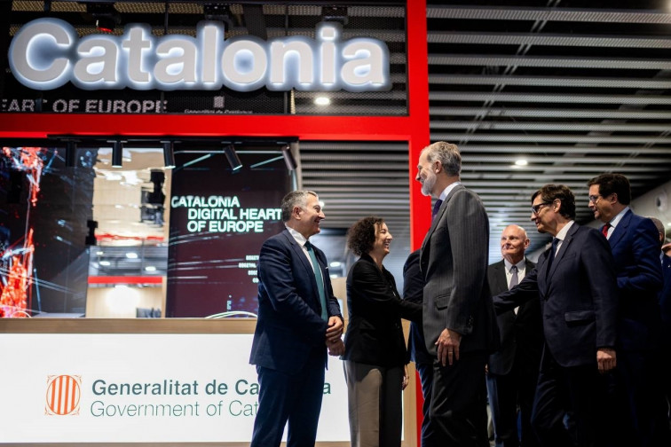 El Rei torna a visitar l'estand de la Generalitat en el Mobile després de vuit anys