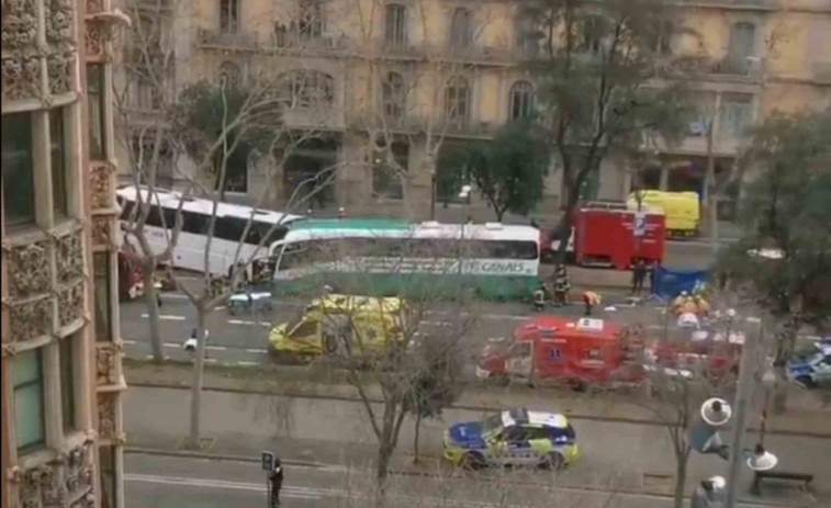 Caos a Barcelona: pugen a 51 els ferits, 4 crítics, pel xoc entre dos autocars a la Diagonal