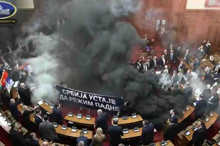 Caos al Parlament de Sèrbia: Diputats llancen gasos lacrimògens contra el Govern