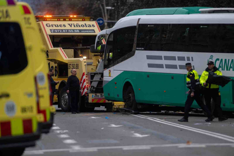 Un vianant despistat podria haver provocat el brutal accident entre dos autocars a Barcelona