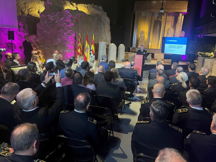 Badalona reconeix la trajectòria de Conrado Fernández, històric superintendent de la Guàrdia Urbana