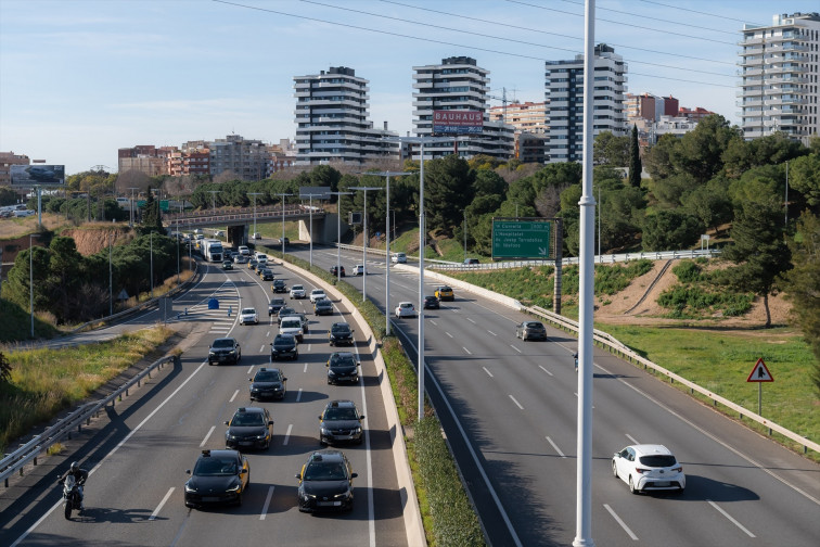 Barcelona desmantella un assentament de persones sense llar en la Ronda Litoral