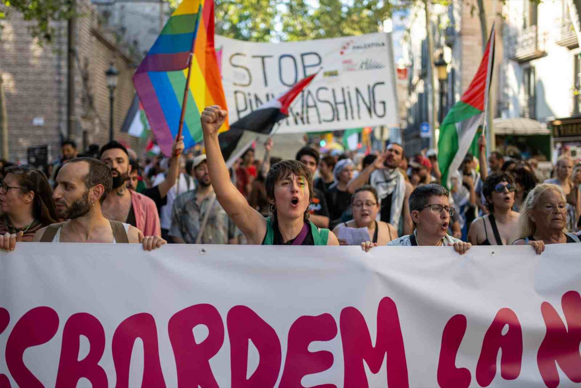 Personas se manifiestan el día del Orgullo en Barcelona