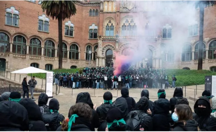 Col·lectius feministes denuncien la prohibició de l'avortament a l'Hospital de Sant Pau