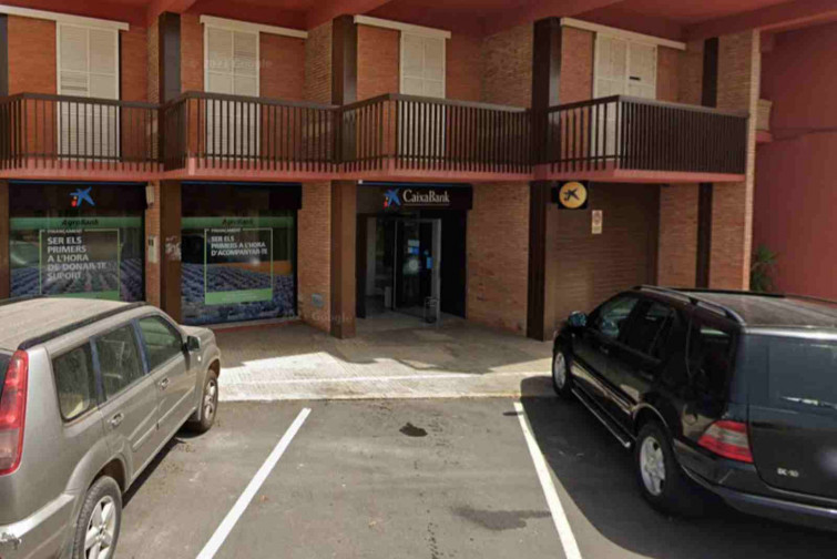 Atraquen a punta de pistola una sucursal de CaixaBank a Camarles (Baix Ebre)