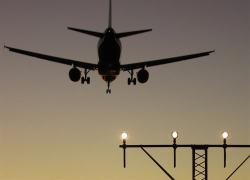 Un avió obligat a aterrar d'emergència després d'obstruir 11 dels 12 banys i empestar tota la cabina