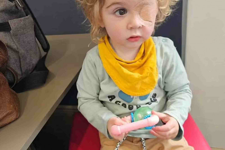 No deixis que toquin al teu nadó! Un simple petó li va costar un ull a aquest nen de dos anys