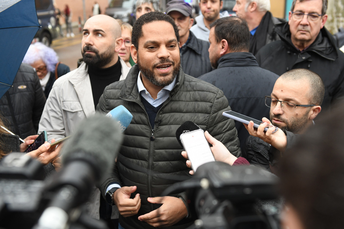 El secretario general de Vox, Ignacio Garriga, atiende a los medios, a 13 de marzo de 2025, en Salt, Girona, Catalunya (España). El grupo del PP en el Parlament ha pedido este miércoles la comparece