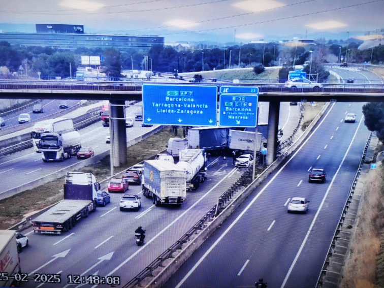 Retencions de 8 quilòmetres a la AP-7 a Ulldecona en sentit sud per un accident