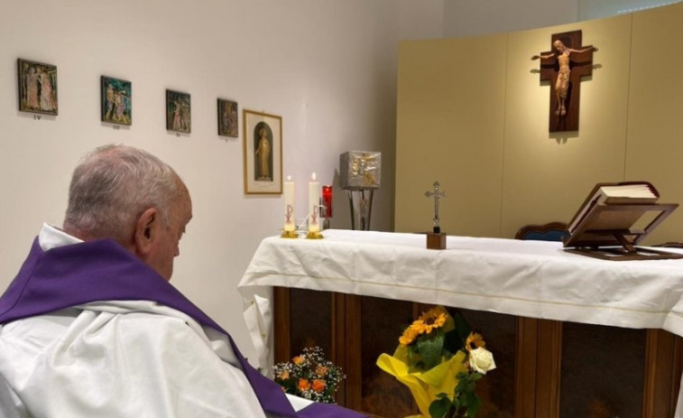 Primera imatge del Papa Francesc des que va ser ingressat fa més d'un mes