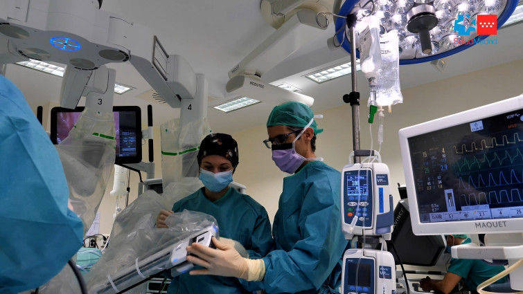 Un nadó de 10 mesos intervingut en el 12 d'Octubre, el més petit a Espanya a ser operat per robòtica