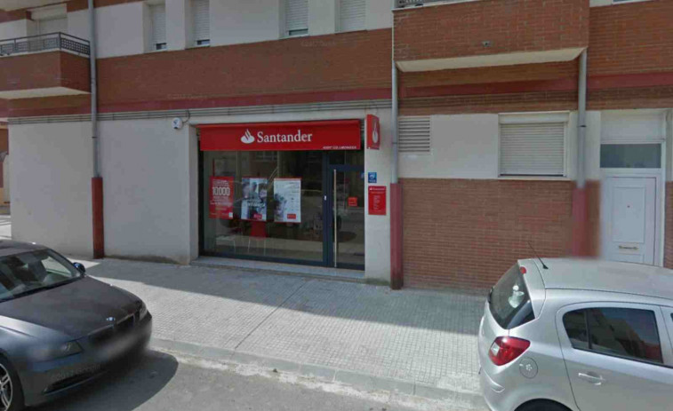 Atraquen una oficina del Banco Santander a punta de pistola a Vilanova de la Barca