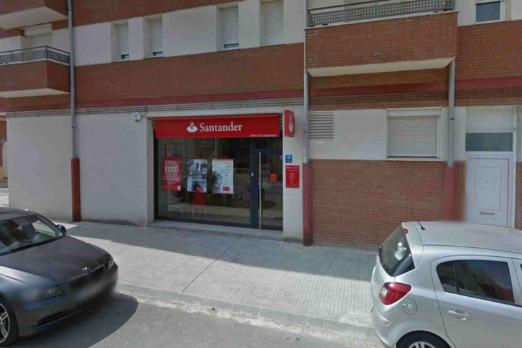 Atraquen una oficina del Banco Santander a punta de pistola a Vilanova de la Barca