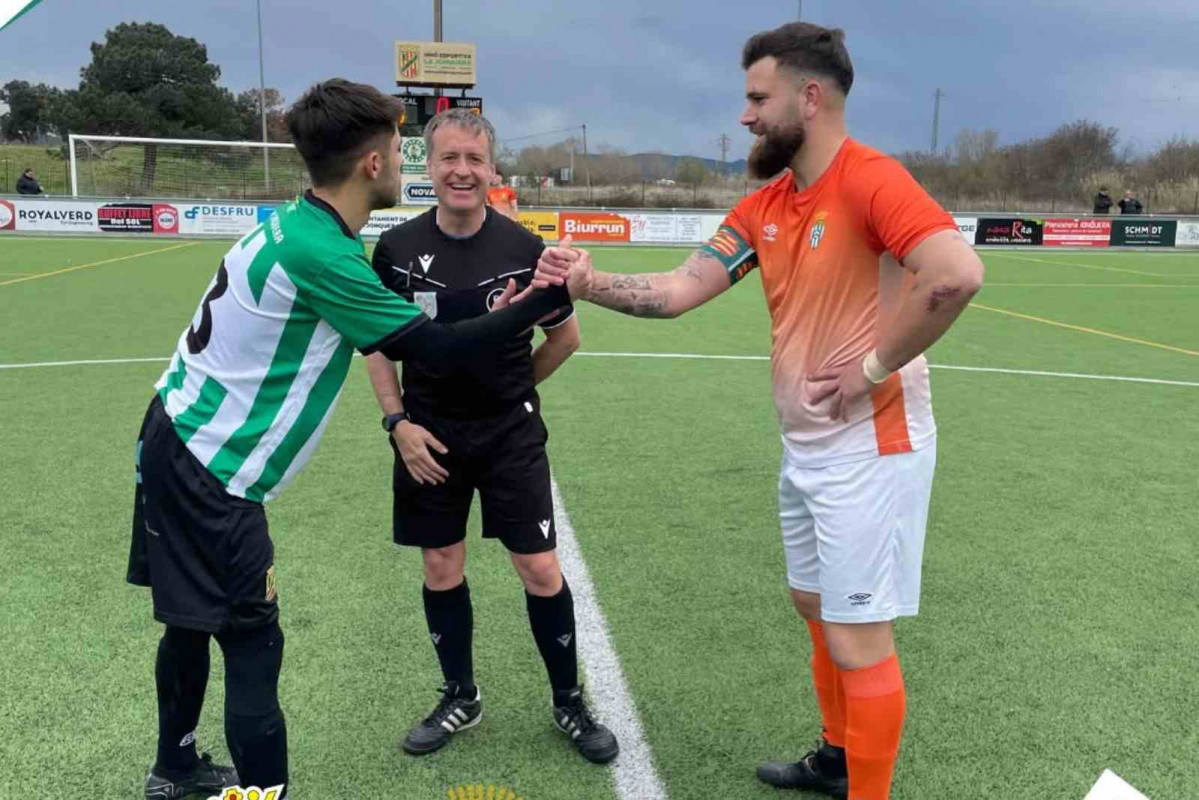 Salutació al principi del partit entre La Jonquera i el Perelada B