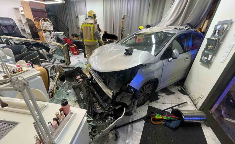 Impactant accident a Figueres: un cotxe acaba incrustat en una perruqueria