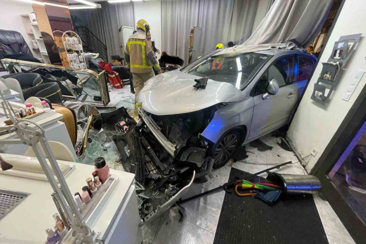 Impactant accident a Figueres: un cotxe acaba incrustat en una perruqueria