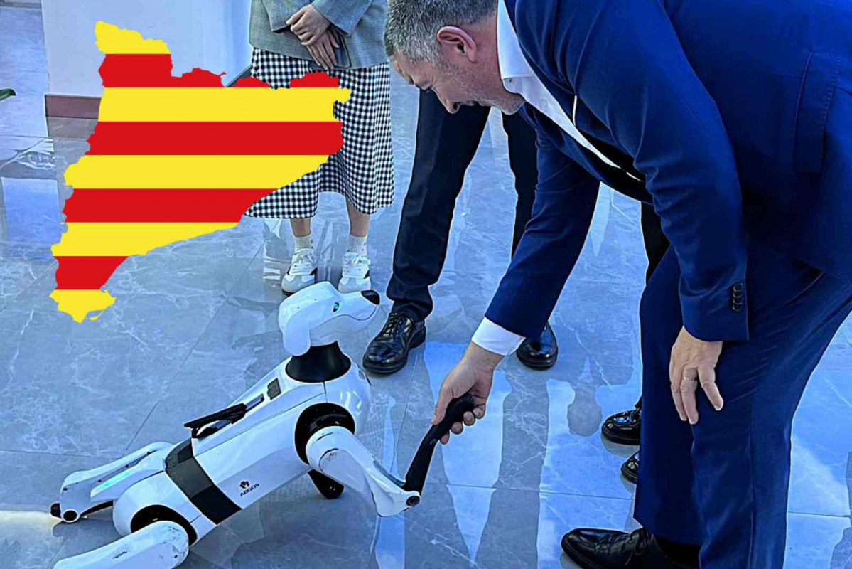 El conseller Sámper en su visita a Chery