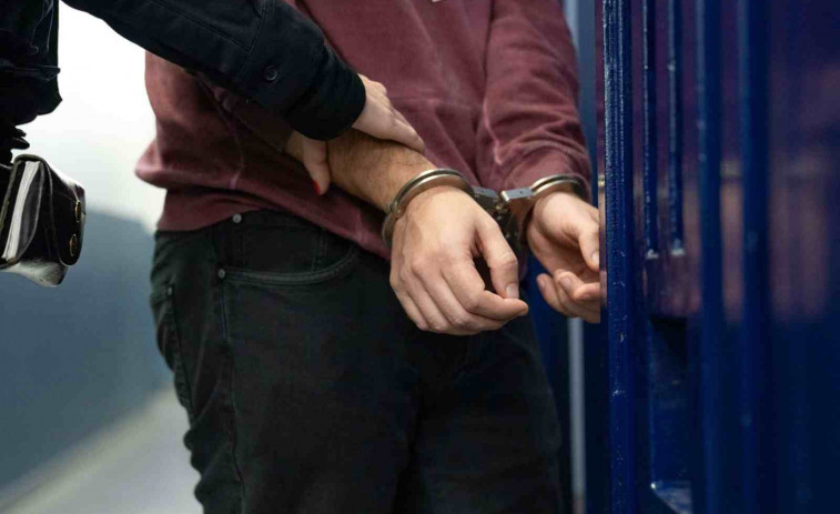 Detingut per assaltar dues cases familiars a punta de pistola a Martorell i Sant Cugat
