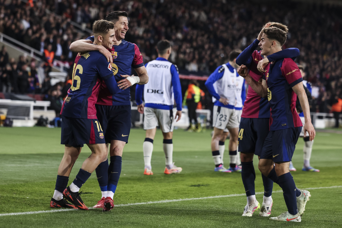 EuropaPress 6608604 robert lewandowski of fc barcelona celebrates goal with his teammates (1)