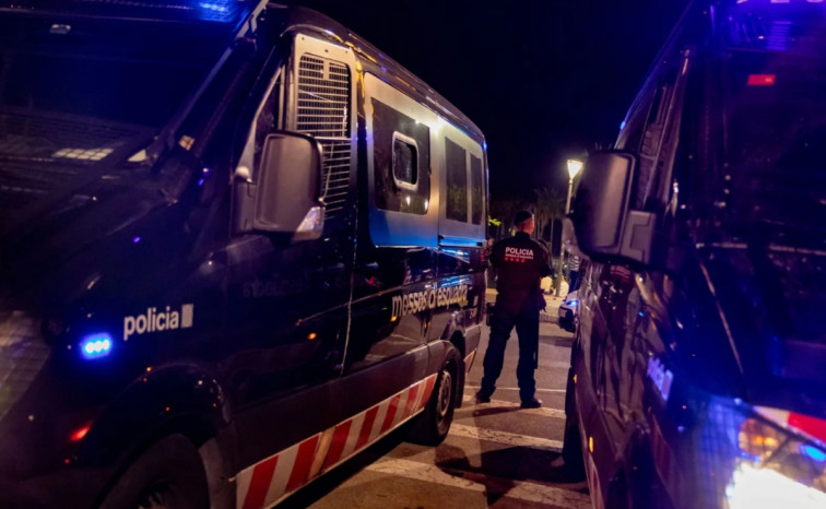 Caos a la Font de la Pólvora: pedrades als Mossos i barricades a Girona