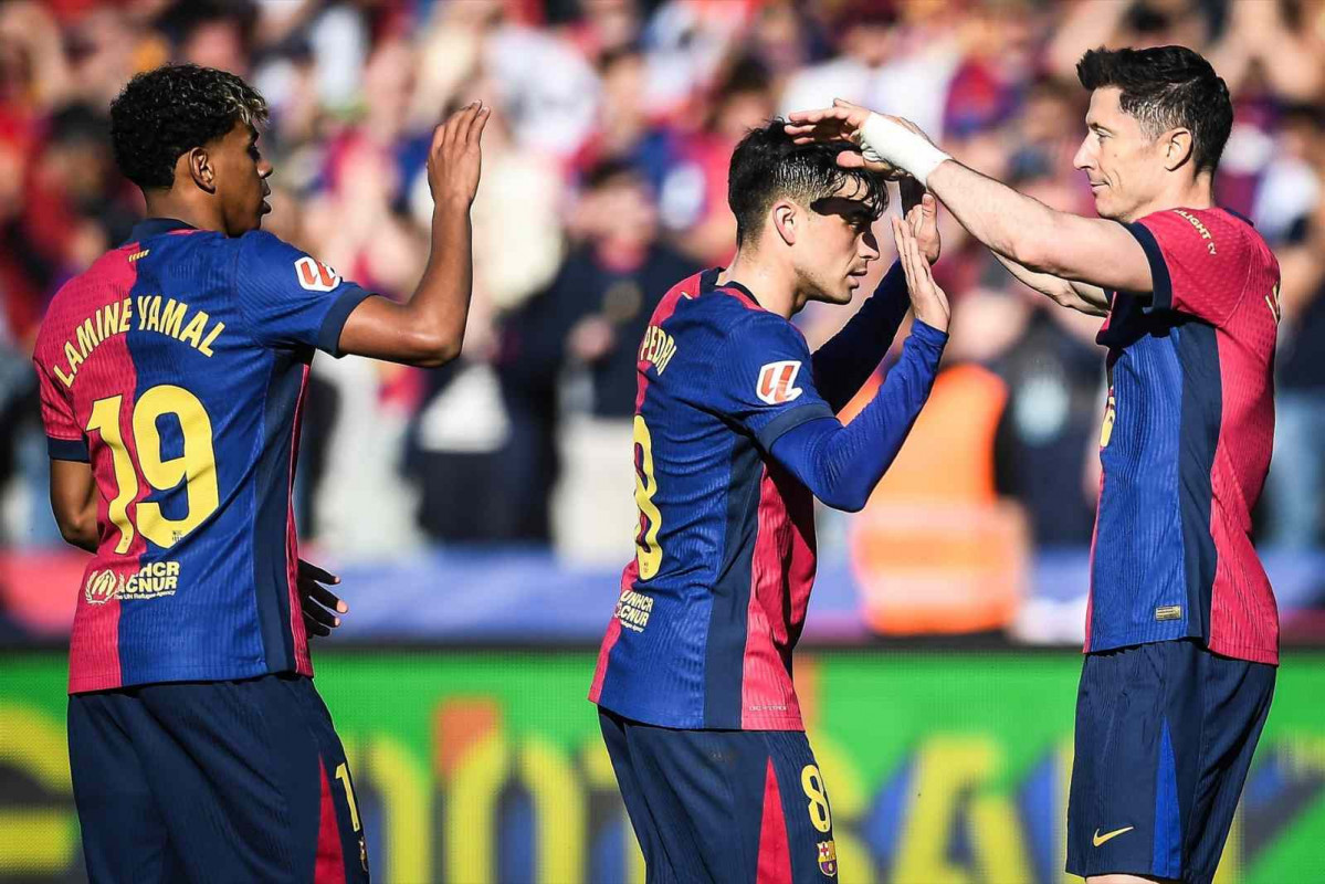 30 de marzo de 2025, España, Barcelona Robert Lewandowski (R) del Barcelona celebra un gol con sus compañeros de equipo Pedri (C) y Lamine Yamal durante el partido de fútbol de la Primera División