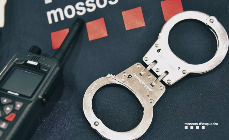 Arrestat un taxista a l'Hospitalet de Llobregat per robar targetes de crèdit a persones grans